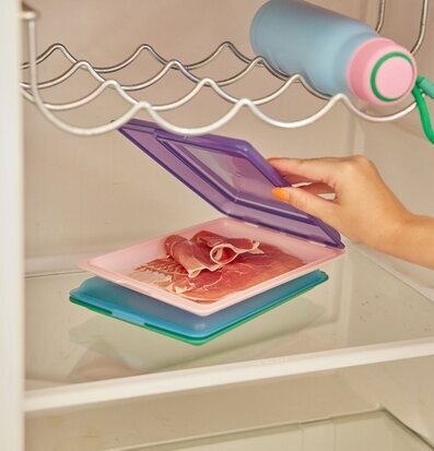 Foto av färgglad och funktionell kylskåpsförvaring