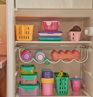 Bild av färgglad och organiserad kyl med förvaring