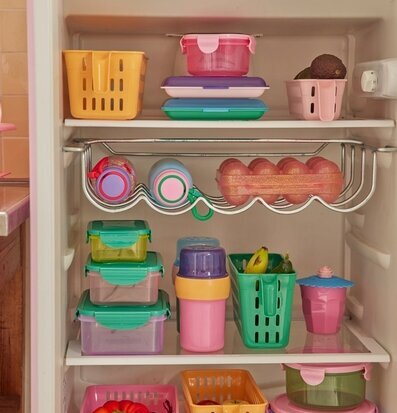 Bild av färgglatt organiserat kylskåp med förvaring