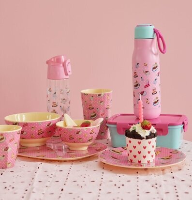 Bild av charmiga köksartiklar med lekfull design