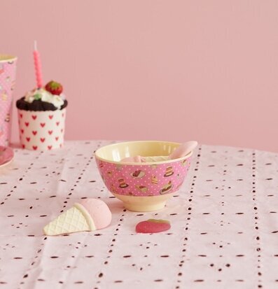 Bild av lekfull dukning med charmig skål och muffins