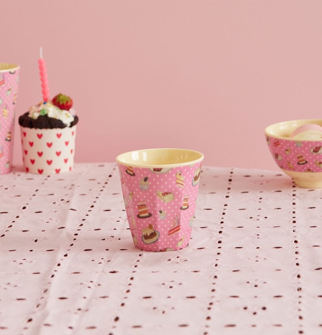 Melaminmugg Sweet Cake Print från Rice på rosa duk
