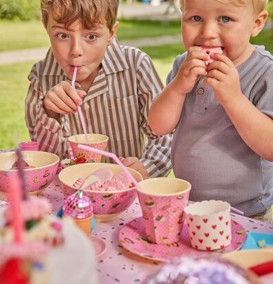 Bild av lekfull utomhusfika med färgglada detaljer