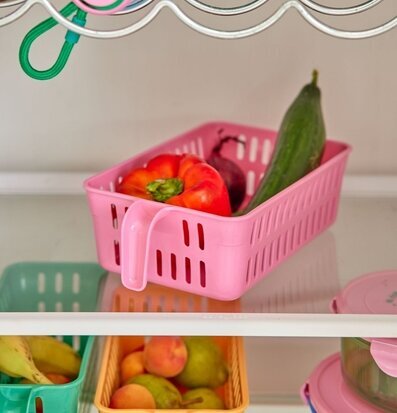 Foto av färgglad och organiserad kyl med plastlådor