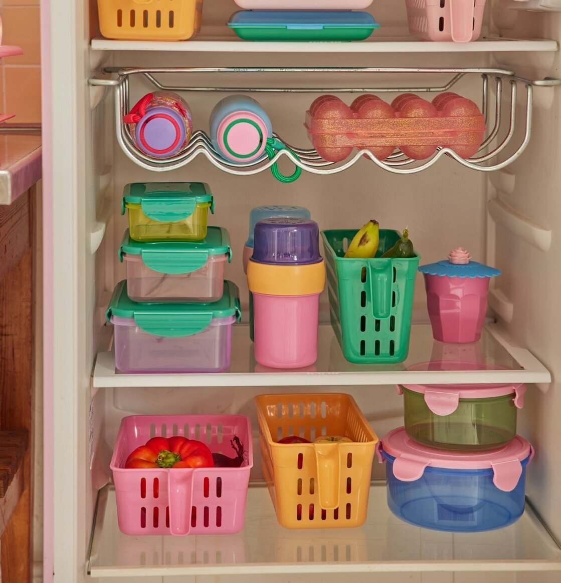 Plastbox Rosa från Rice i kylskåp med färgglada lådor