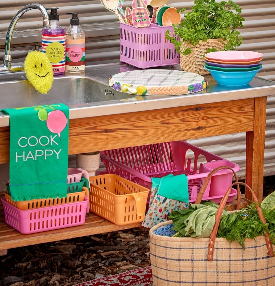 Plastbox Förvaring Grön från Rice på träbänk i kök