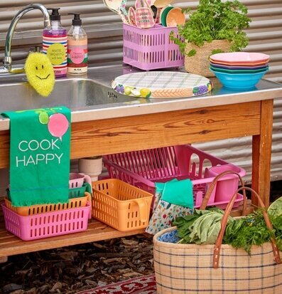 Bild av färgglatt och organiserat kök med detaljer