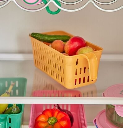 Bild av organiserat kök med färgglada förvaringslösningar