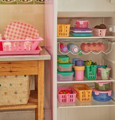 Bild av ett färgstarkt och välorganiserat kökshörn