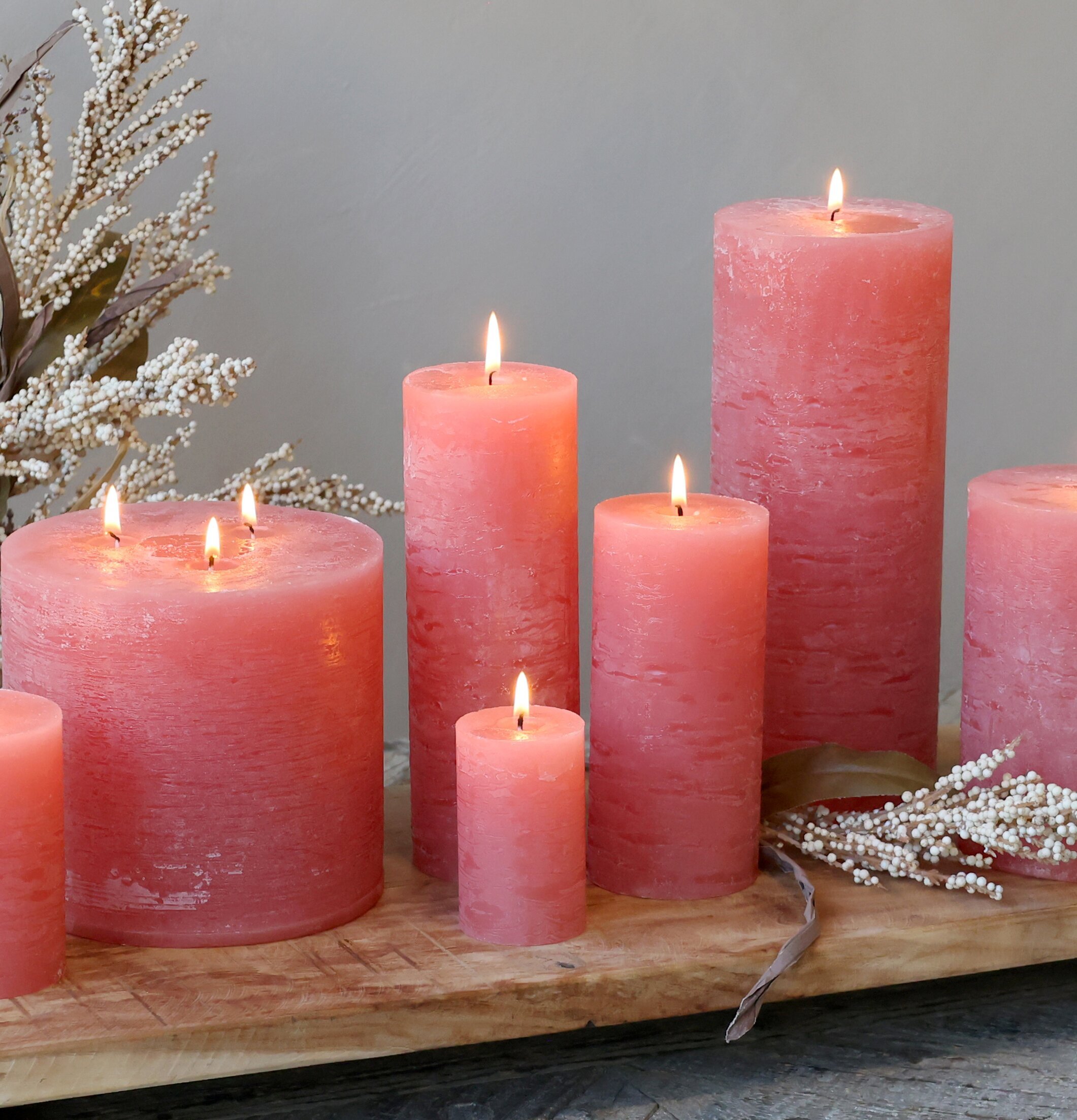 Bild av rustika blockljus på träbricka med blommor