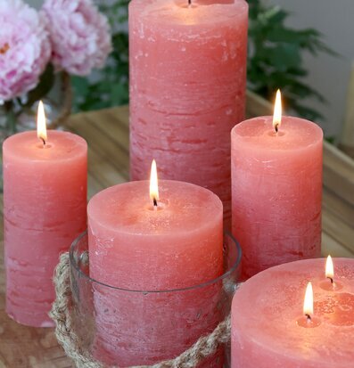 Foto av vackra blockljus som pryder ett träbord