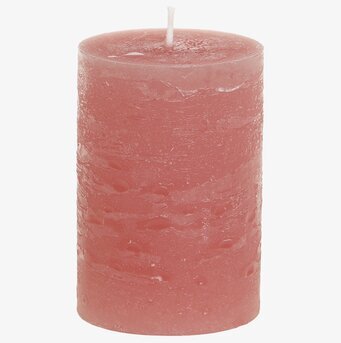 Bild av rustikt blockljus i hallonfärg med lång brinntid