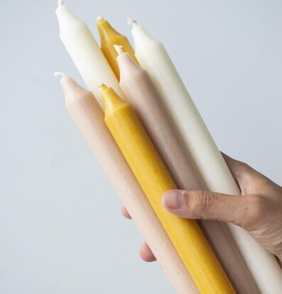 Bild av eleganta kronljus i varierande nyanser