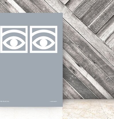 Bild av konstverk med stiliserade ögon och träpaneler