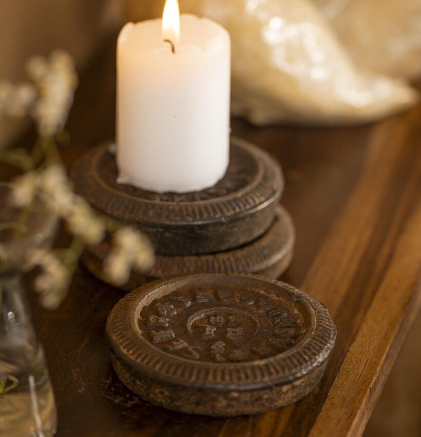 Bild av robust ljushållare i järn med levande ljus