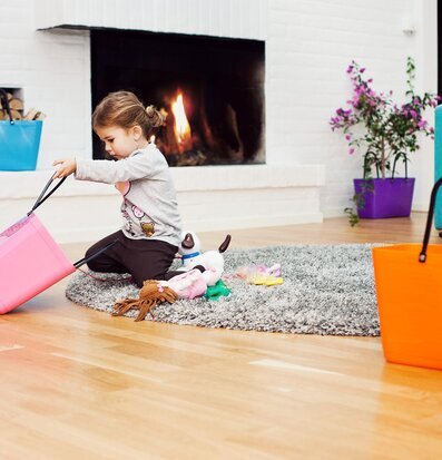 Bild av hemtrevlig miljö med lek och färgglada väskor