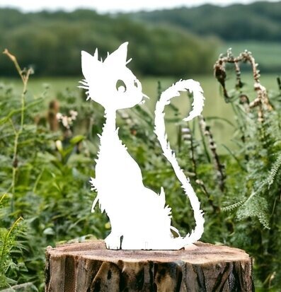 Bild av stilren kattfigur i vit metall utomhus