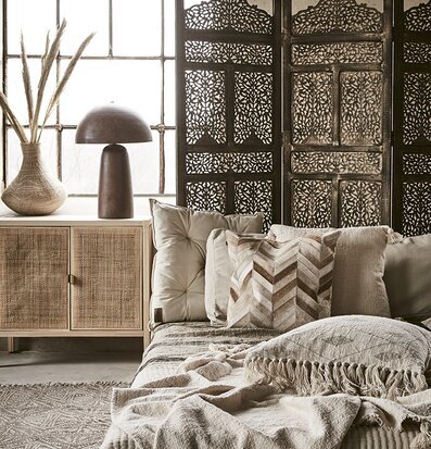 Bild av harmonisk inredning med jordnära färger