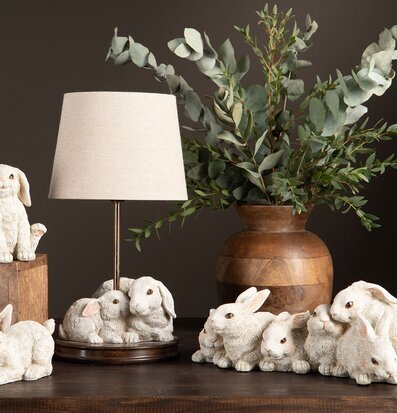 Bild av charmiga kaniner och bordslampa i naturtema