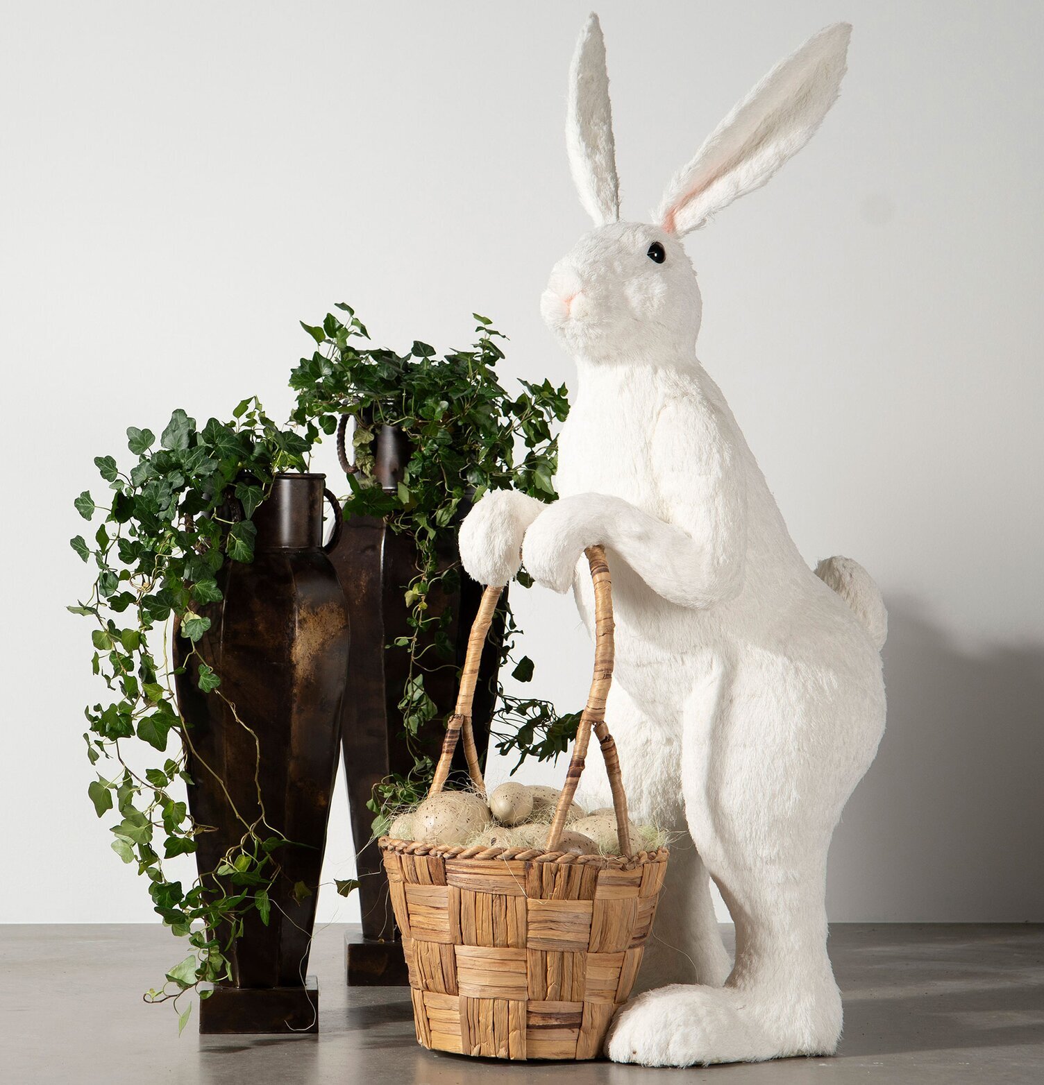 Dekoration Hare Med Korg Vit Stor från A Lot Decoration