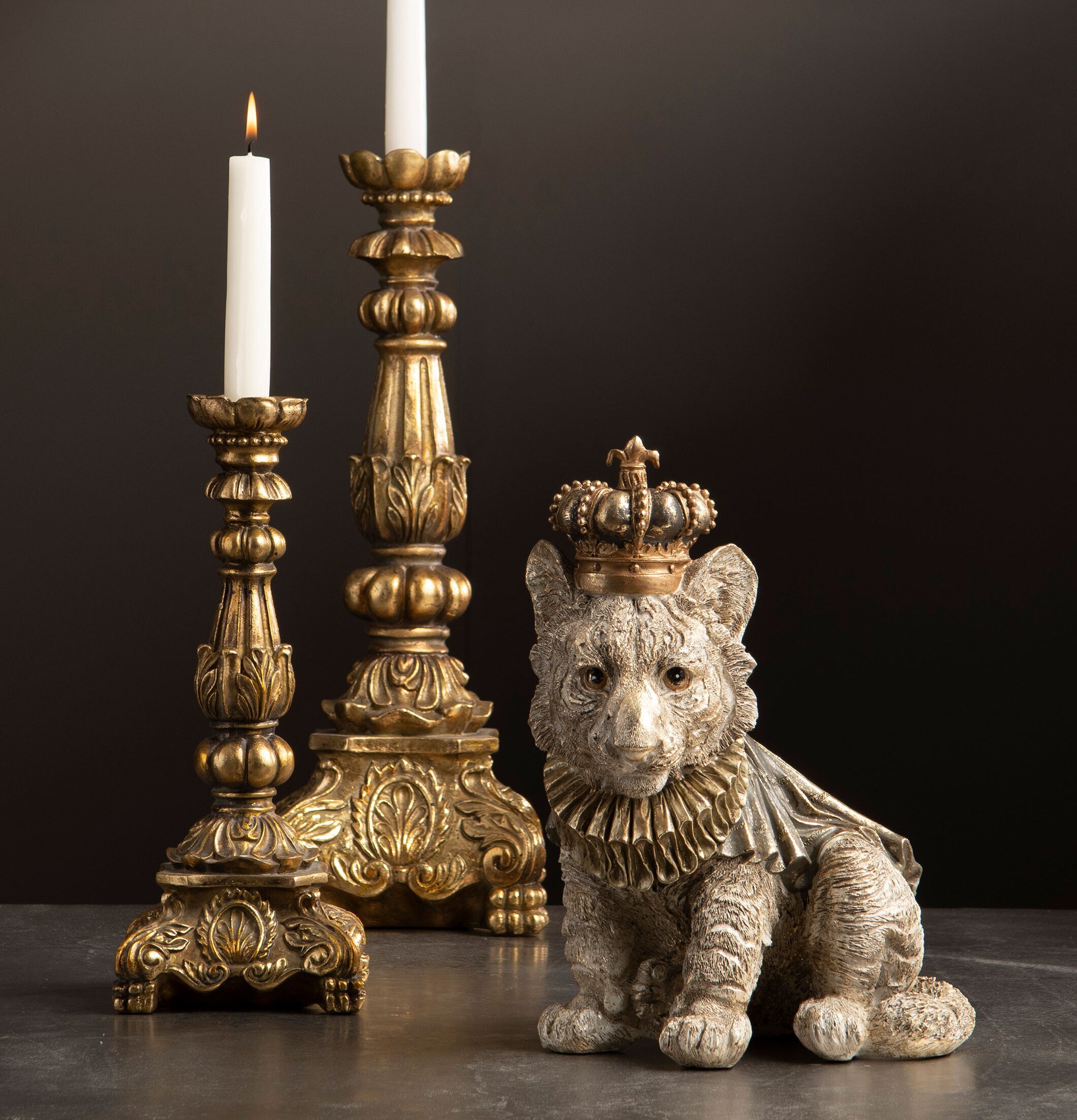 Bild av lejonunge med krona och antika ljusstakar