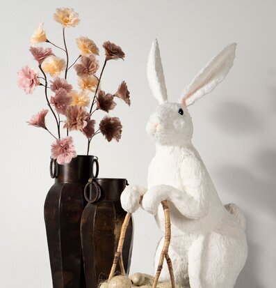 Bild av lekfull och sofistikerad inredningskomposition