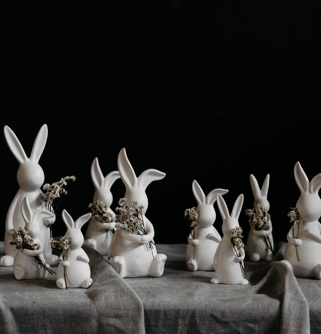 Dekoration Emilia Hare Vit från Storefactory på grå duk