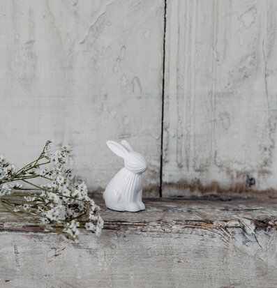 Bild av stilfullt arrangerad scen med kaninfigur