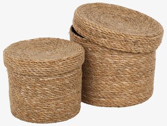 Bild av två naturfärgade förvaringskorgar med lock