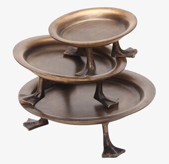 Foto av fat med ankfötter i mässing och stegvis form