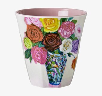 Bild av livfull mugg med rosor och dekorativ vas