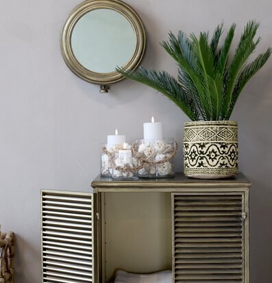 Bild av harmonisk inredning med spegel och växter