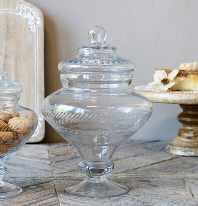 Foto av elegant glaskruka på rustikt träbord