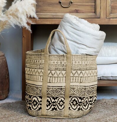Bild av stilfull jute korg med hemtrevlig inredning