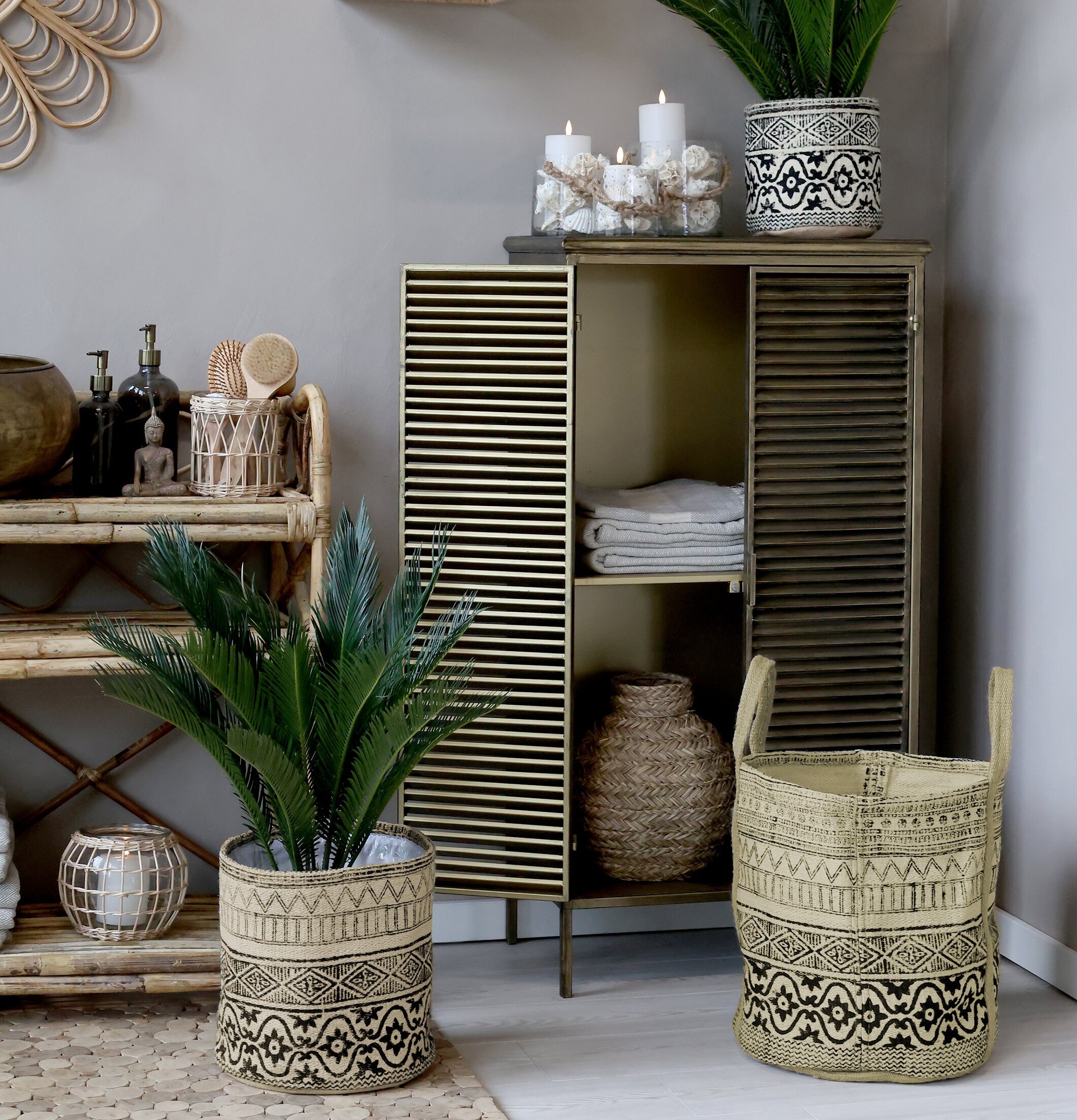 Förvaringskorg Jute från Chic Antique bredvid lamellskåp