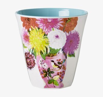 Bild av färgglad mugg med blommor och fågelmönster