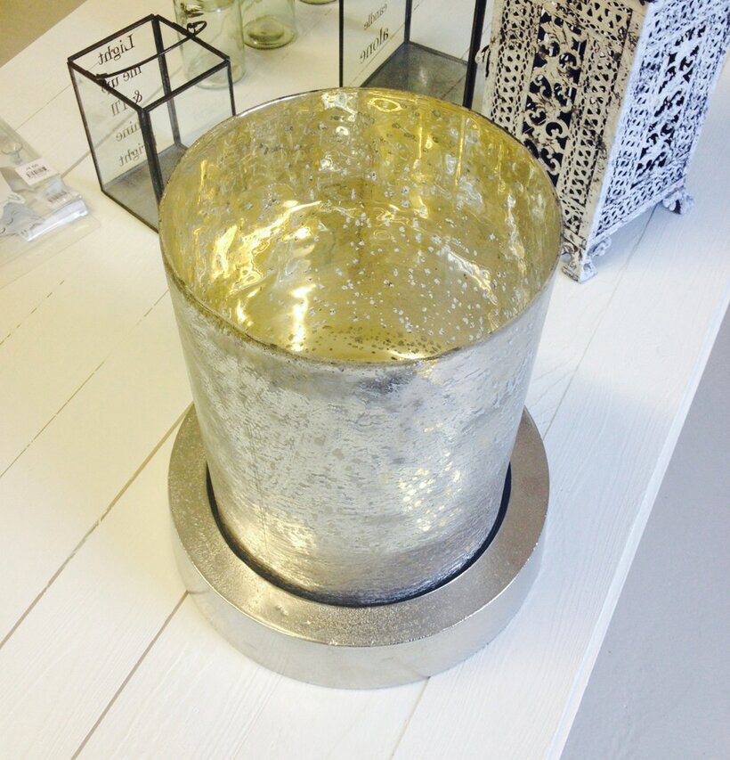 Foto av elegant ljuslykta med rustik och modern design