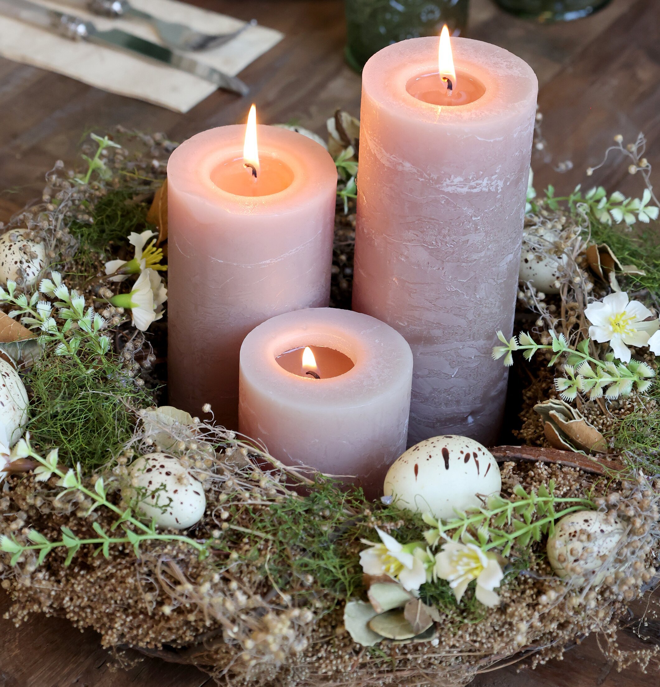 Dekorationskrans Fleur från Chic Antique på ett dukat bord