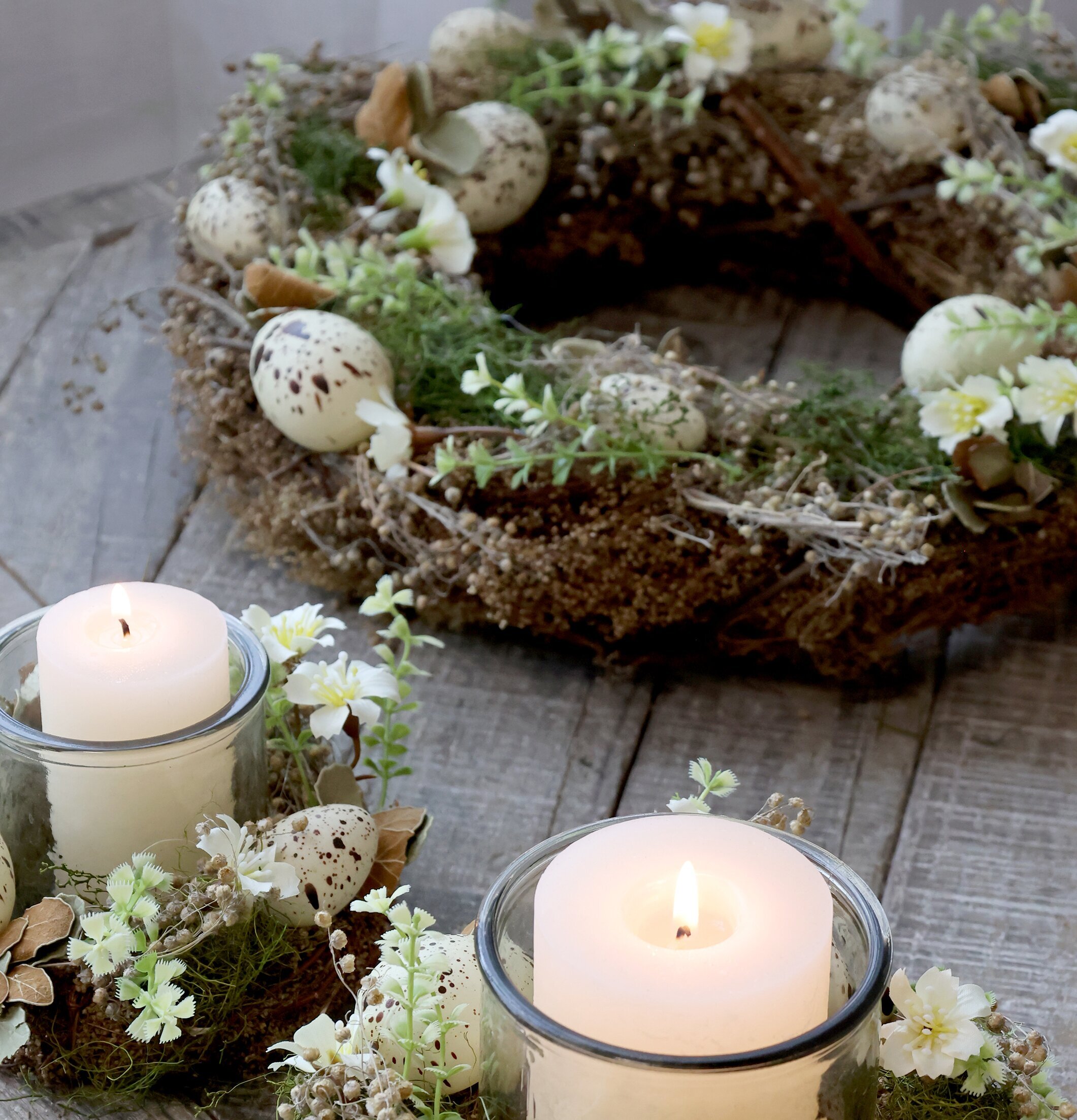 Dekorationskrans Fleur från Chic Antique på rustikt träbord