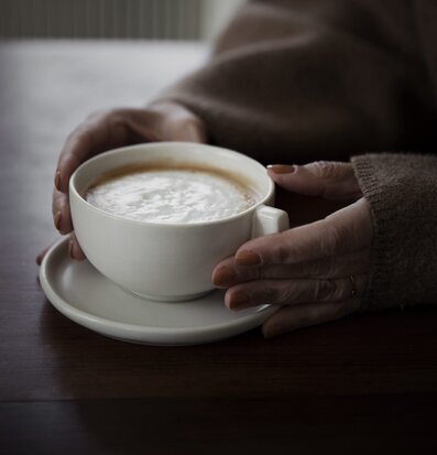 Bild av inomhusmiljö med tekopp och hemtrevnad