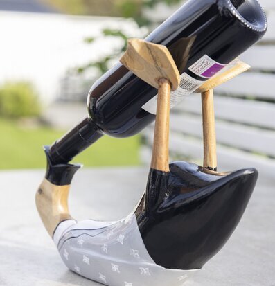 Bild av kreativt vinställ i form av en elegant anka