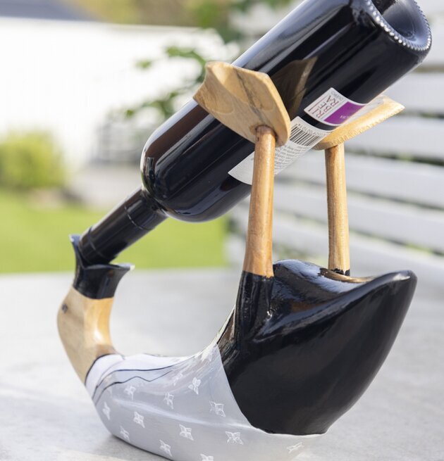 Vinställ Anka Bambu från Different Design i trädgårdsmiljö