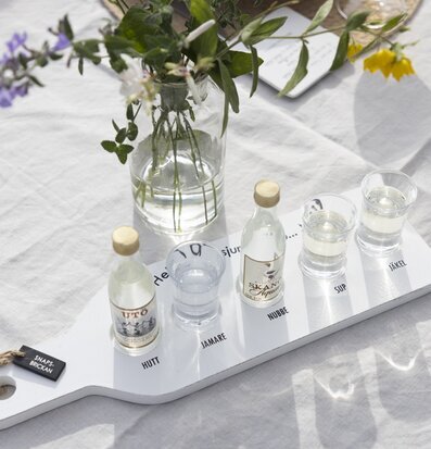 Foto av elegant träbricka för snaps med glasuppsättning