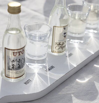 Bild av elegant snapsbricka med glas och flaskor