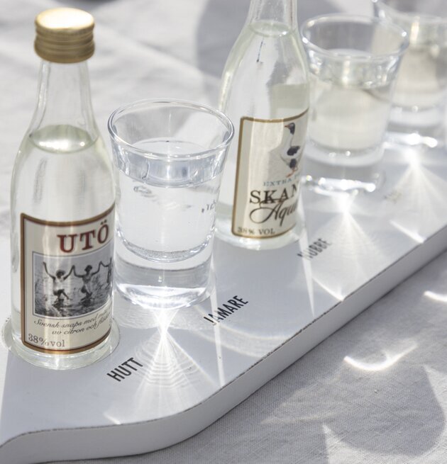 Bild av elegant snapsbricka med glas och flaskor
