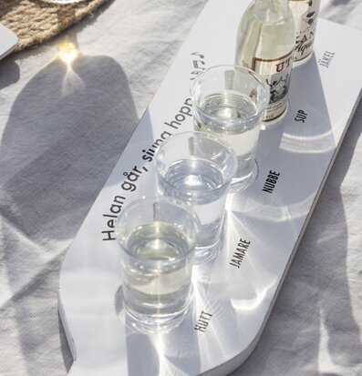 Bild av elegant träbricka med glas och flaskor