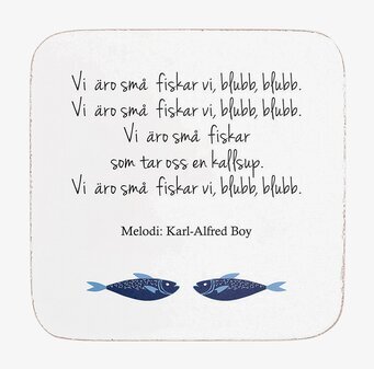 Bild av kvadratiskt glasunderlägg med humoristisk text