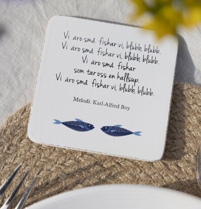 Bild av glasunderlägg med maritimt och humoristiskt tema