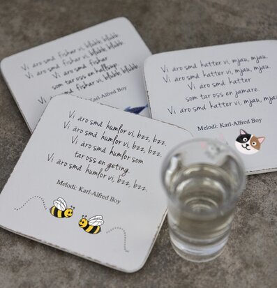 Bild av humoristiska och praktiska glasunderlägg