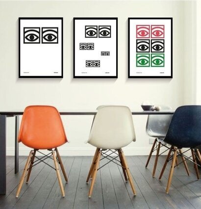 Bild av stilrent rum med konst och retromoderna möbler